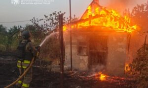 На Нікопольщині горіли будинки, також є руйнування у Дніпровському районі (фото)