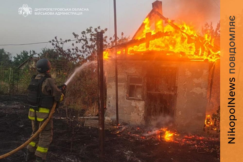 На Нікопольщині горіли будинки, також є руйнування у Дніпровському районі (фото)