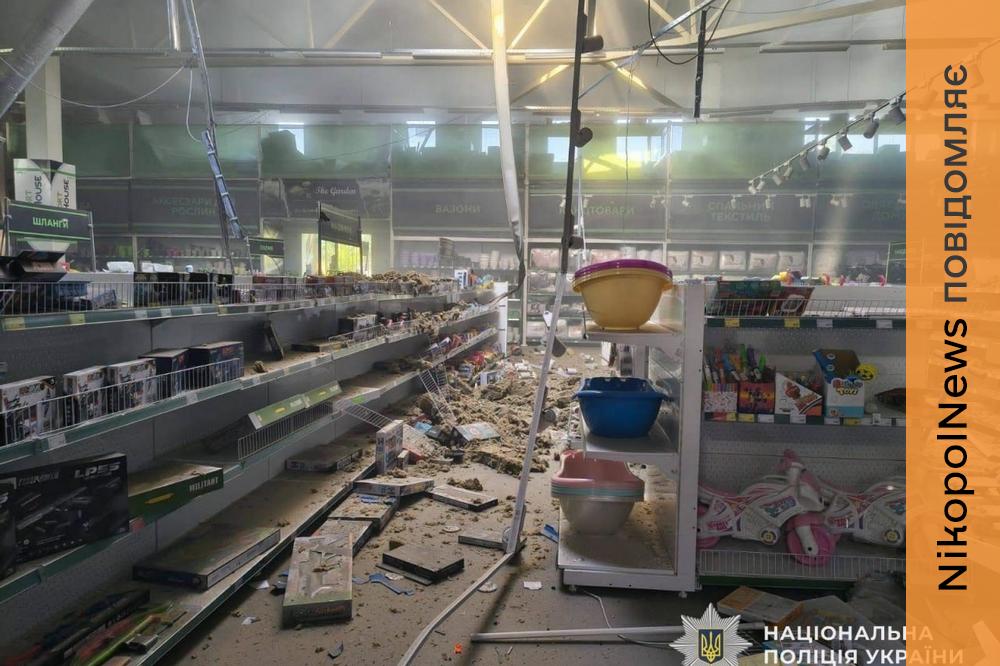 Пошкоджено супермаркет у Нікополі, ворог вдарив по зупинці на Синельниківщині, є постраждалі, ще 2 поранених на Павлоградщині – поліція (фото)