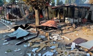 Сьогодні у Нікополі дрон на оптоволокні влучив у будівлю поліції, поранено жінку вчора у районі: правоохоронці розповіли про наслідки обстрілів Нікопольщини і Криворіжжя (фото)