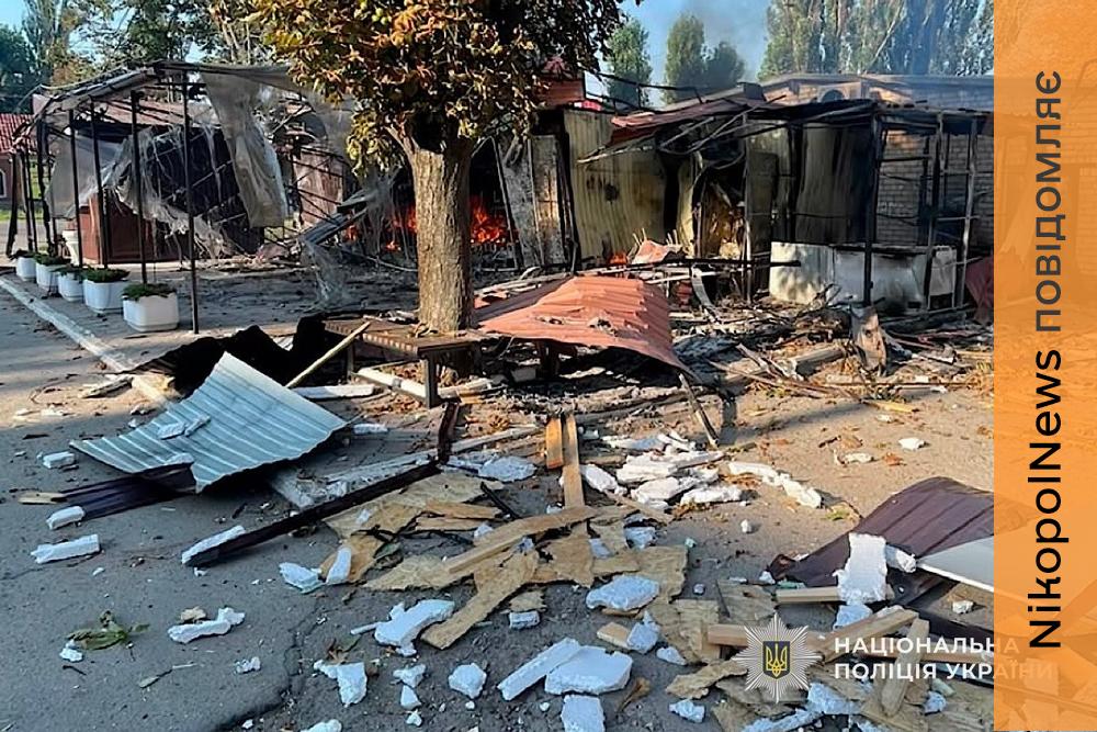 Сьогодні у Нікополі дрон на оптоволокні влучив у будівлю поліції, поранено жінку вчора у районі: правоохоронці розповіли про наслідки обстрілів Нікопольщини і Криворіжжя (фото)