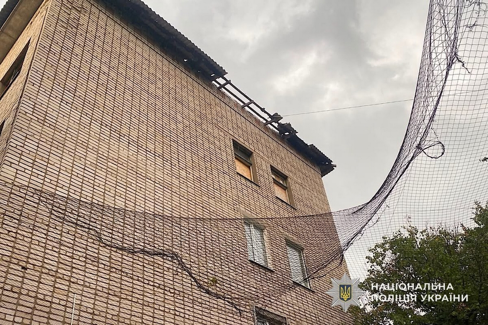 Сьогодні у Нікополі дрон на оптоволокні влучив у будівлю 3