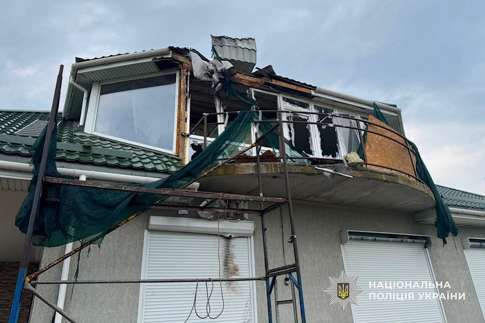 Сьогодні у Нікополі дрон на оптоволокні влучив у будівлю 6