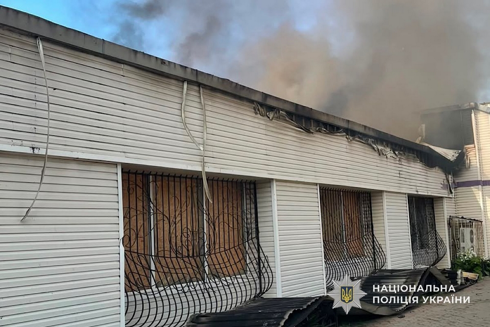 Сьогодні у Нікополі дрон на оптоволокні влучив у будівлю 7