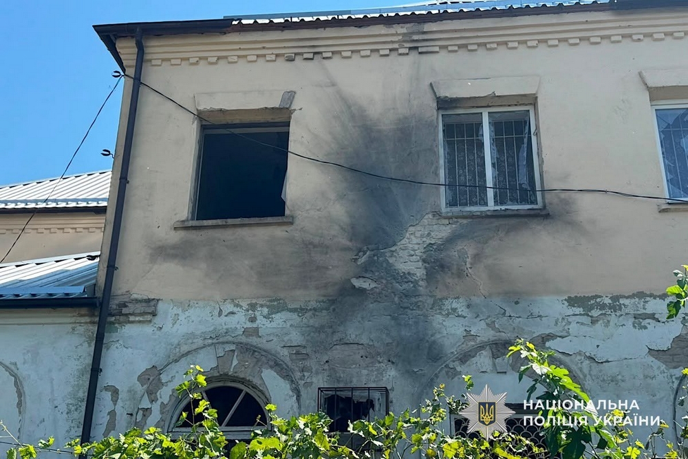 Сьогодні у Нікополі дрон на оптоволокні влучив у будівлю 8