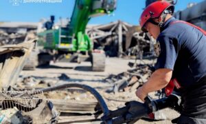 У Кривому Розі завершили аварійно-рятувальні роботи після удару РФ по торговельному центру (фото)