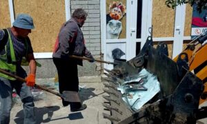 У Марганці ліквідовували наслідки обстрілів і впорядковували місто: що зробили комунальники за тиждень