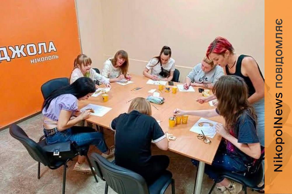 Арттерапія у Нікополі: діти та дорослі малювали картини кавою (фото)