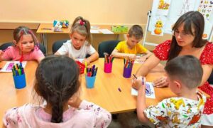 Малювали настрій та втілювали фантазії: у Нікополі провели арт-терапевтичне заняття для дітей (фото)