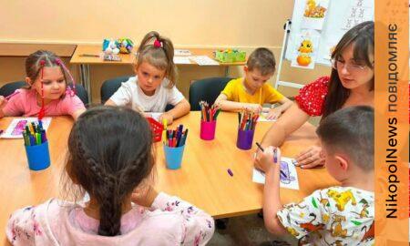Малювали настрій та втілювали фантазії: у Нікополі провели арт-терапевтичне заняття для дітей (фото)