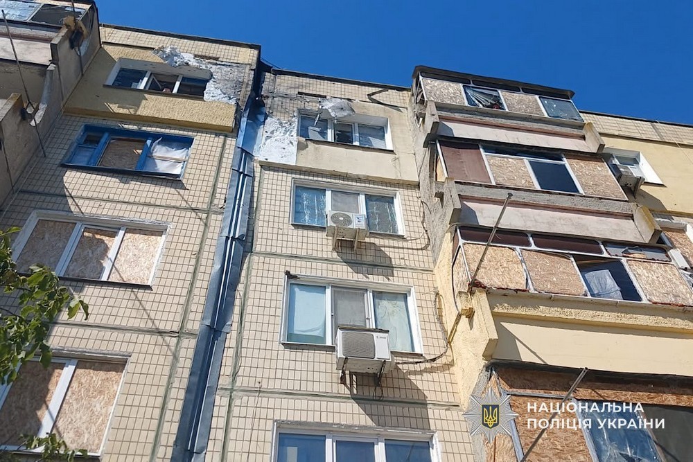 У Нікополі і районі, а також на Синельниківщині і у Дніпровському районі ворог тероризував мирних громадян. Є поранені. Це молода жінка і дитина. (2)
