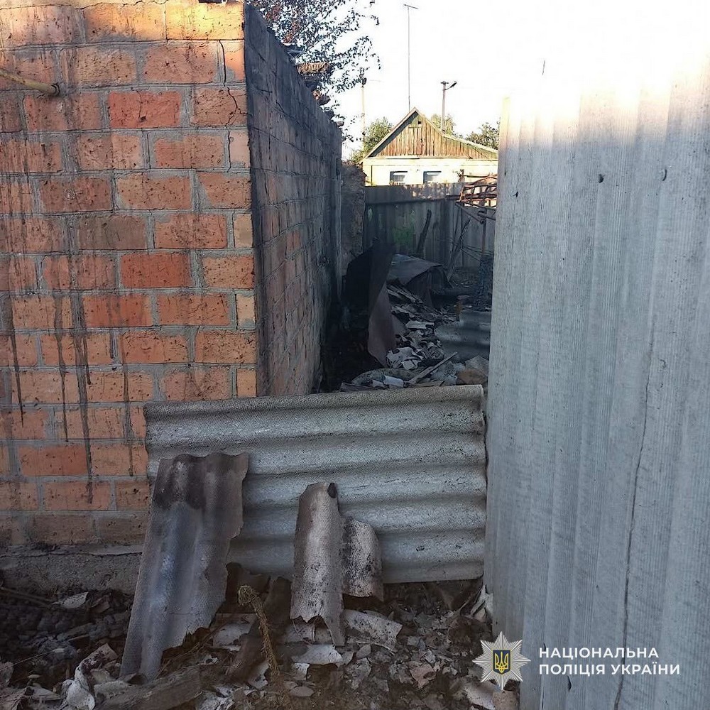 У Нікополі і районі, а також на Синельниківщині і у Дніпровському районі ворог тероризував мирних громадян. Є поранені. Це молода жінка і дитина. (7)