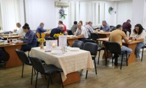 У Нікополі колектив феросплавного заводу долучився до акції «Стіл пам’яті»: вшанували загиблих колег (фото)