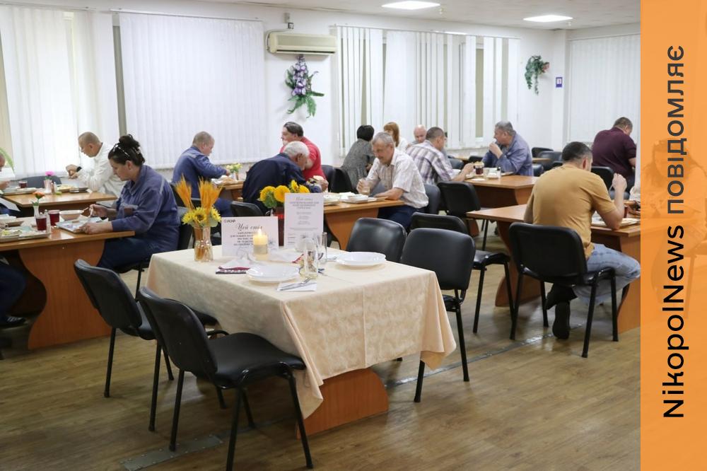 У Нікополі колектив феросплавного заводу долучився до акції «Стіл пам’яті»: вшанували загиблих колег (фото)