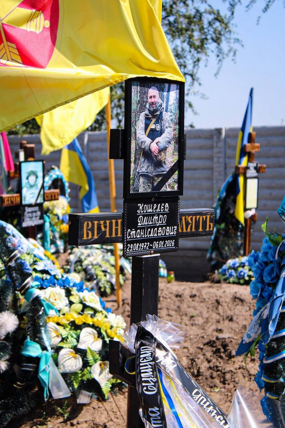 У Нікополі на Алеї Героїв молитовно згадали полеглих Захисників України (1)