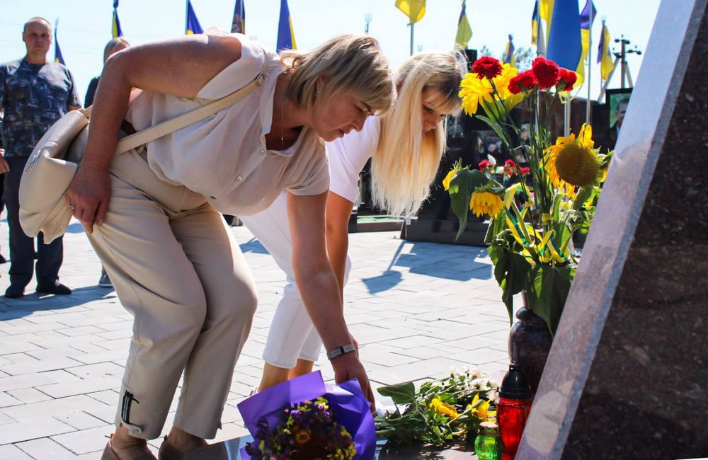 У Нікополі на Алеї Героїв молитовно згадали полеглих Захисників України (14)