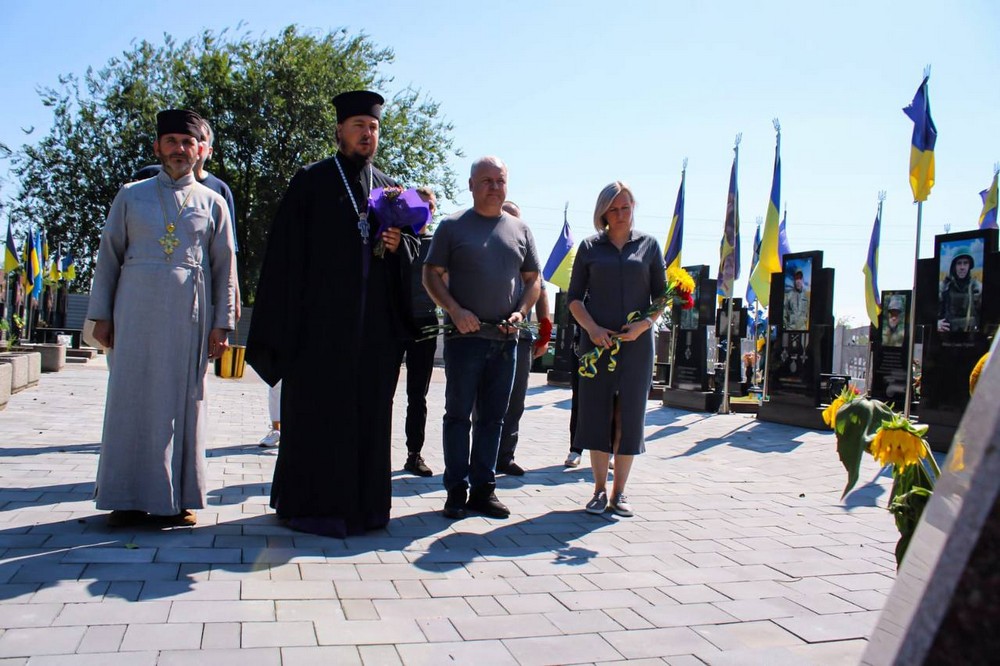 У Нікополі на Алеї Героїв молитовно згадали полеглих Захисників України (15)