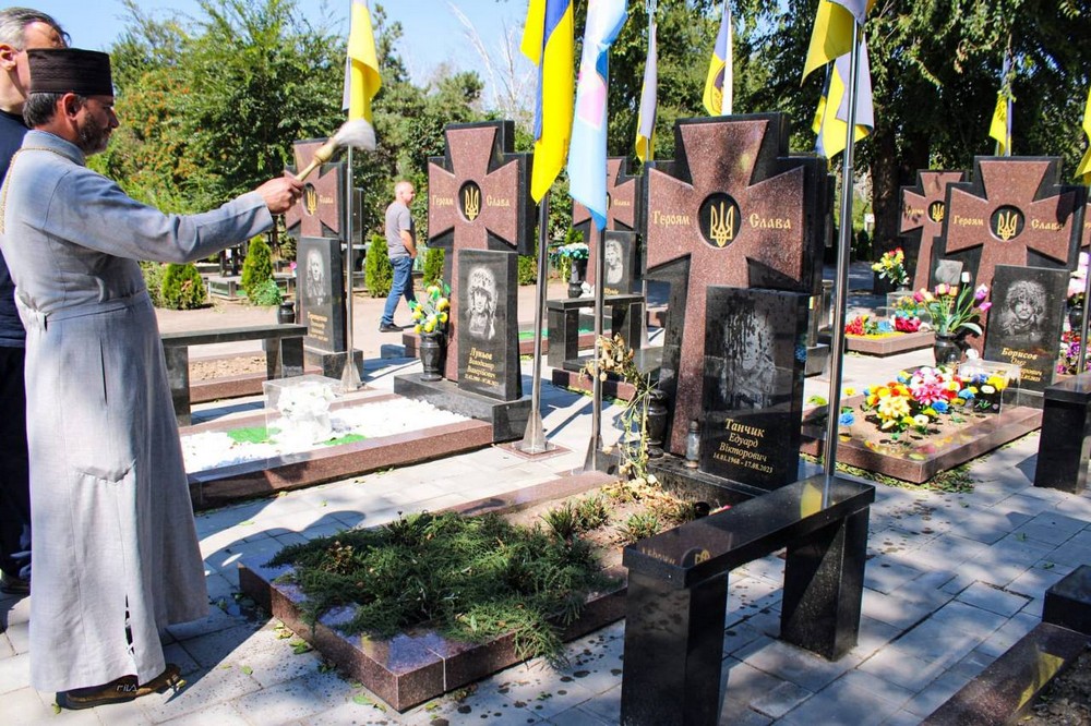 У Нікополі на Алеї Героїв молитовно згадали полеглих Захисників України (2)