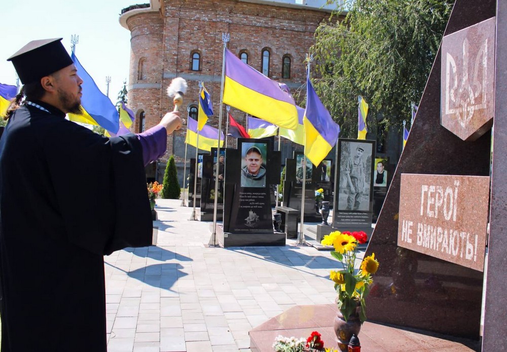 У Нікополі на Алеї Героїв молитовно згадали полеглих Захисників України (3)