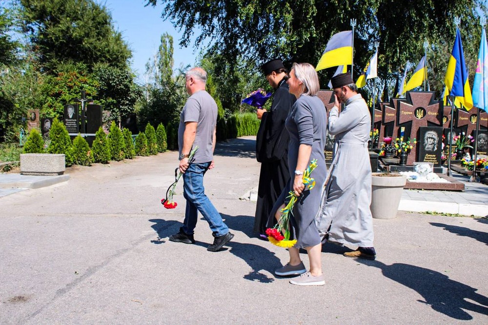 У Нікополі на Алеї Героїв молитовно згадали полеглих Захисників України (6)