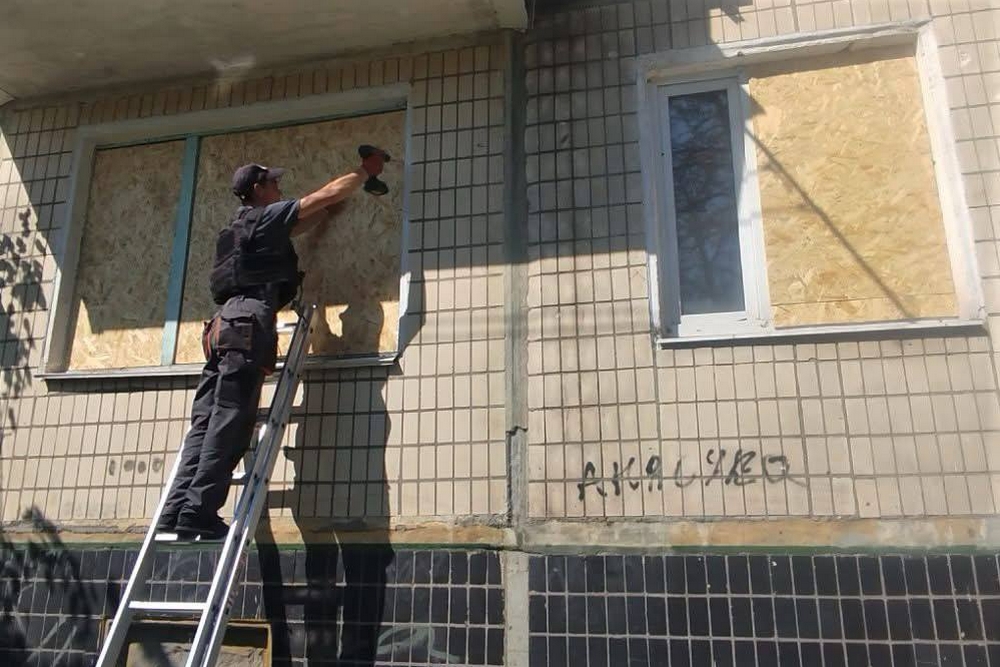 У Нікополі ремонтують пошкоджені1 У Нікополі ремонтують пошкоджені1