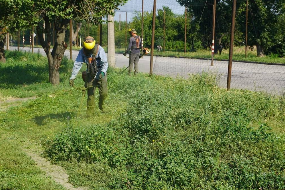 У Нікополі ремонтують пошкоджені14 У Нікополі ремонтують пошкоджені14