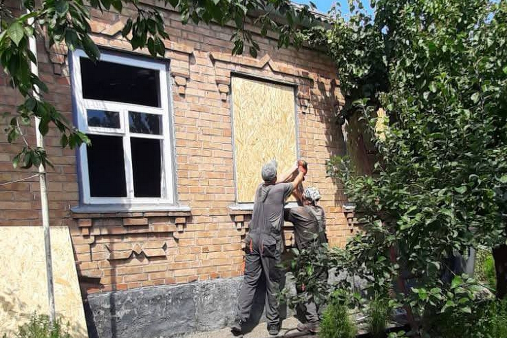 У Нікополі ремонтують пошкоджені2 У Нікополі ремонтують пошкоджені2