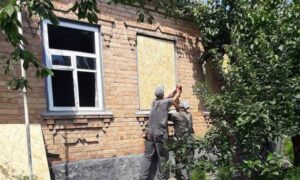 У Нікополі ремонтують пошкоджені обстрілами будинки та дороги: які роботи тривають у місті (фото)