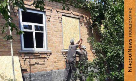 У Нікополі ремонтують пошкоджені обстрілами будинки та дороги: які роботи тривають у місті (фото)