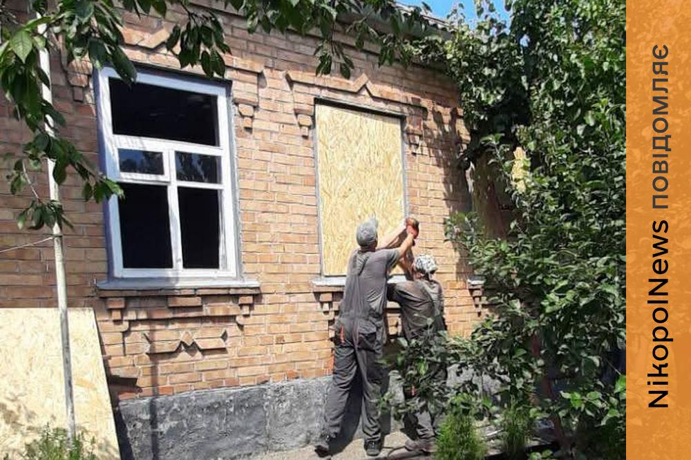 У Нікополі ремонтують пошкоджені обстрілами будинки та дороги: які роботи тривають у місті (фото)