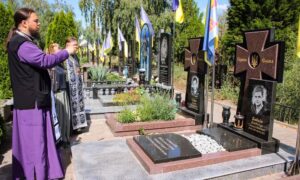 У Нікополі сьогодні на Алеї Почесних звершили спільну молитву (12)