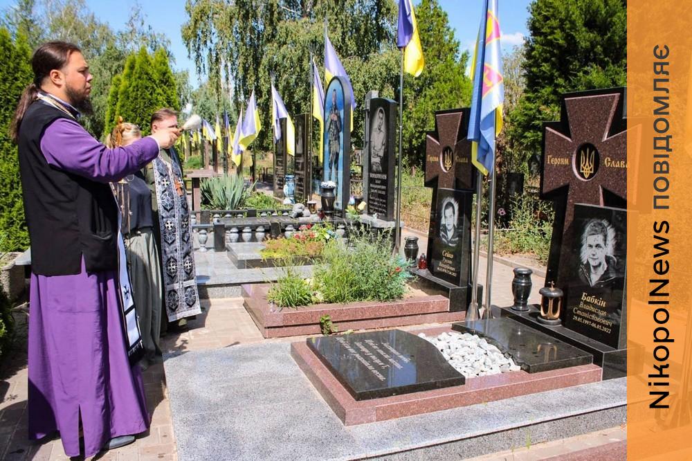 У Нікополі сьогодні на Алеї Почесних звершили спільну молитву (12)