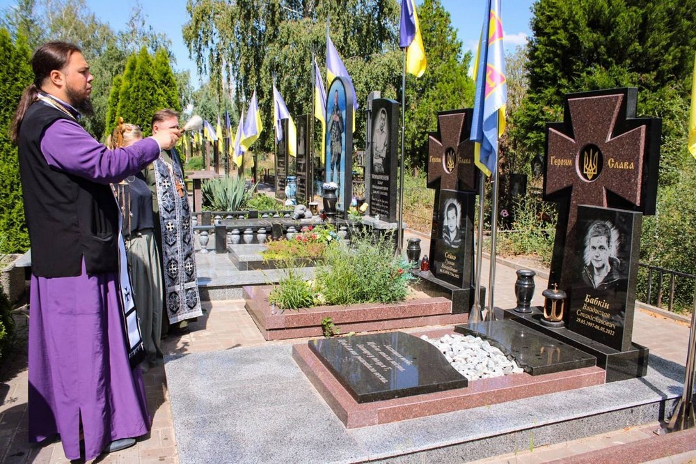У Нікополі сьогодні на Алеї Почесних звершили спільну молитву (12)