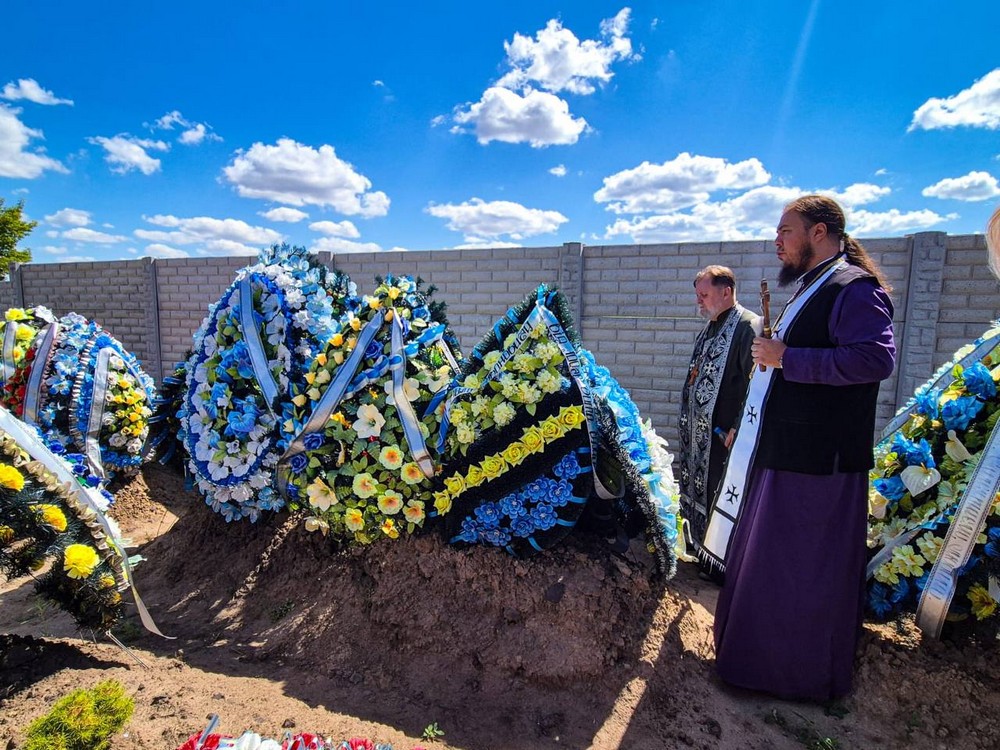 У Нікополі сьогодні на Алеї Почесних звершили спільну молитву (13)