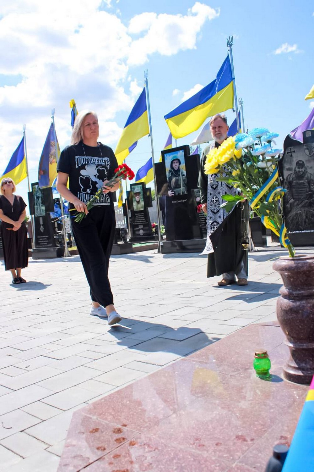 У Нікополі сьогодні на Алеї Почесних звершили спільну молитву (2)