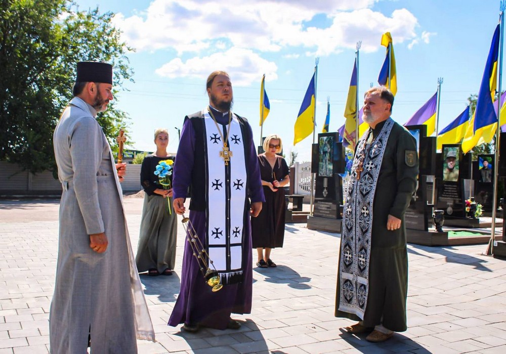 У Нікополі сьогодні на Алеї Почесних звершили спільну молитву (3)