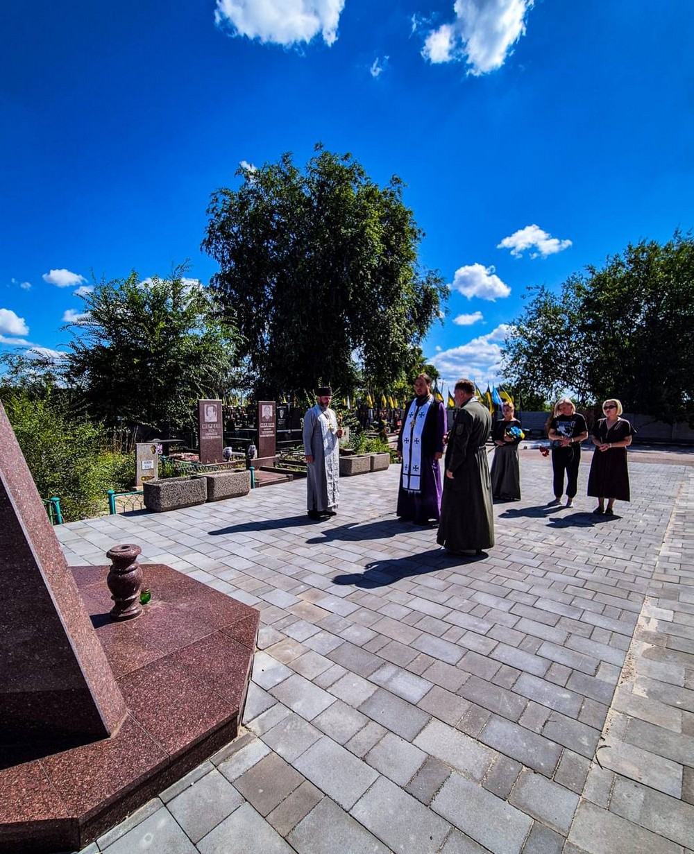 У Нікополі сьогодні на Алеї Почесних звершили спільну молитву (9)