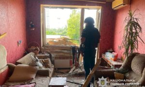 У Нікополі безпілотник влетів у квартиру, внаслідок атак на місто і район 4 поранених, під ударами були ще 3 райони області - поліція (фото)