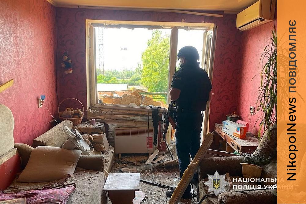 У Нікополі безпілотник влетів у квартиру, внаслідок атак на місто і район 4 поранених, під ударами були ще 3 райони області - поліція (фото)