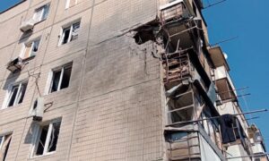 У Нікополі ворог бив по багатоповерхівках: 2 людей постраждали, є поранена на Синельниківщині — поліція (фото)