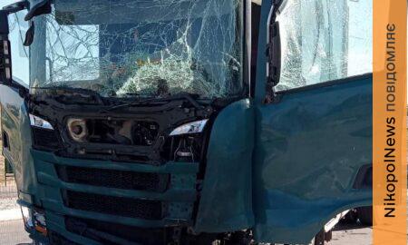 У Нікополі атакували авто та поцілили FPV-дроном біля автобусної зупинки: 3 постраждалих, у Кривому Розі 16 загиблих, ще 2 постраждалих на Синельниківщині — поліція (фото)