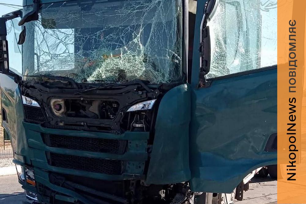 У Нікополі атакували авто та поцілили FPV-дроном біля автобусної зупинки: 3 постраждалих, у Кривому Розі 16 загиблих, ще 2 постраждалих на Синельниківщині — поліція (фото)