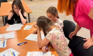 Від ігор до спілкування англійською: у Нікополі для дітей проводять заняття Easy English