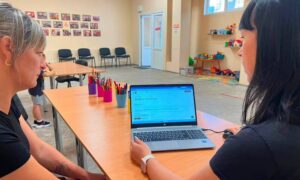 У Нікополі безкоштовно допомагають опанувати смартфон та державні онлайн-сервіси (фото)