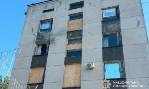 У Нікополі ворожий дрон атакував адмінбудівлю банку та приватний будинок: 2 поранених, під ударами були ще 3 райони області (фото)