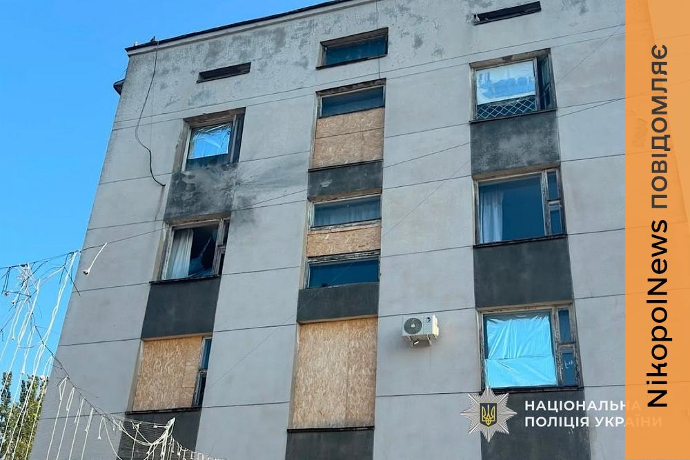 У Нікополі ворожий дрон атакував адмінбудівлю банку та приватний будинок: 2 поранених, під ударами були ще 3 райони області (фото)