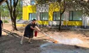 У Покрові працівники закладів освіти відпрацювали дії під час пожежі: вчилися користуватися вогнегасниками (фото)