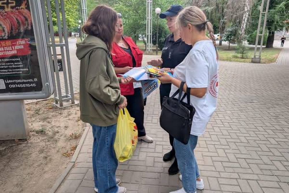 У Покрові волонтерки Червоного Хреста нагадали мешканцям1 У Покрові волонтерки Червоного Хреста нагадали мешканцям1