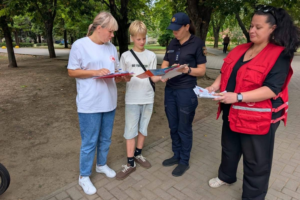 У Покрові волонтерки Червоного Хреста нагадали мешканцям3 У Покрові волонтерки Червоного Хреста нагадали мешканцям3