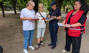 У Покрові волонтерки Червоного Хреста нагадали мешканцям про мінну та пожежну безпеку (фото)